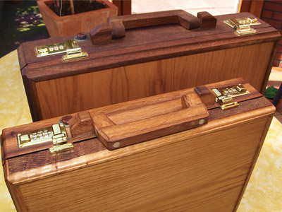 Aktenkoffer aus Holz mit Schließmechanismus