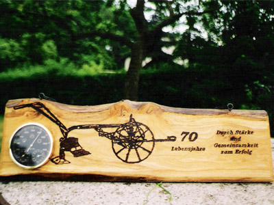 Pflug-Motiv auf Eichenbohle