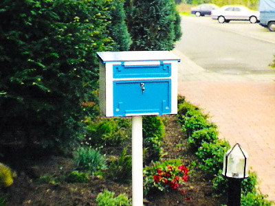 Briefkasten aus Holz, farbig lackiert