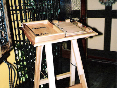 Gästebuch auf Holz-Stativ