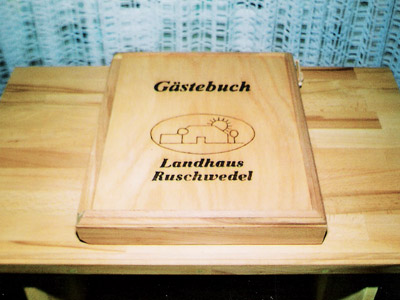 Gästebücher aus Massivholz mit Brandmalerei