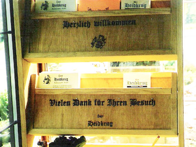 Eingangsgestaltung in Holz mit Brandmalerei